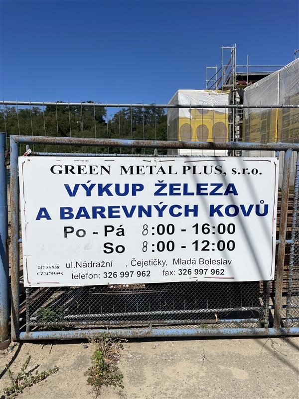 Cedule u hlavního vjezdu do výkupny kovů v Nádražní ulici v Mladé Boleslavi – Čejetičkách